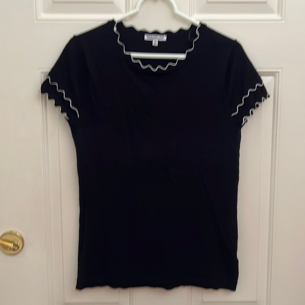 Northstyle women’s Black Short-Sleeve Scalloped Sweater. Size Medium - Picture 1 of 5